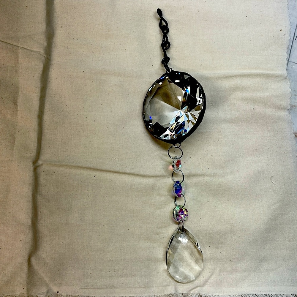 I’m selling this 60 mm diamond cut Crystal with 3 1/2 inch  crystal drop.